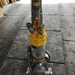 Dyson Vacuum (Like New)