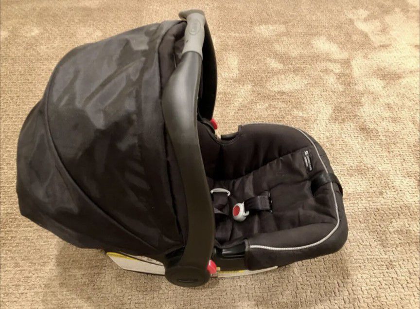 Graco SnugRide Click Connect 35 Infant Car Seat w/ Base  *Gender Neutral* (Machine Washable Seat Cushion!)