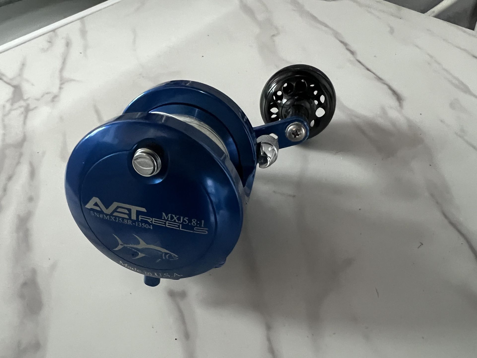 Avet MXJ Blue Like New w/power handle