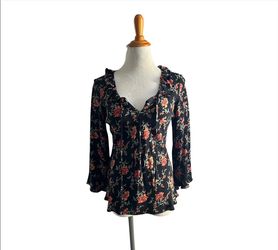 Women’s black floral ruffled collar button up blouse size medium