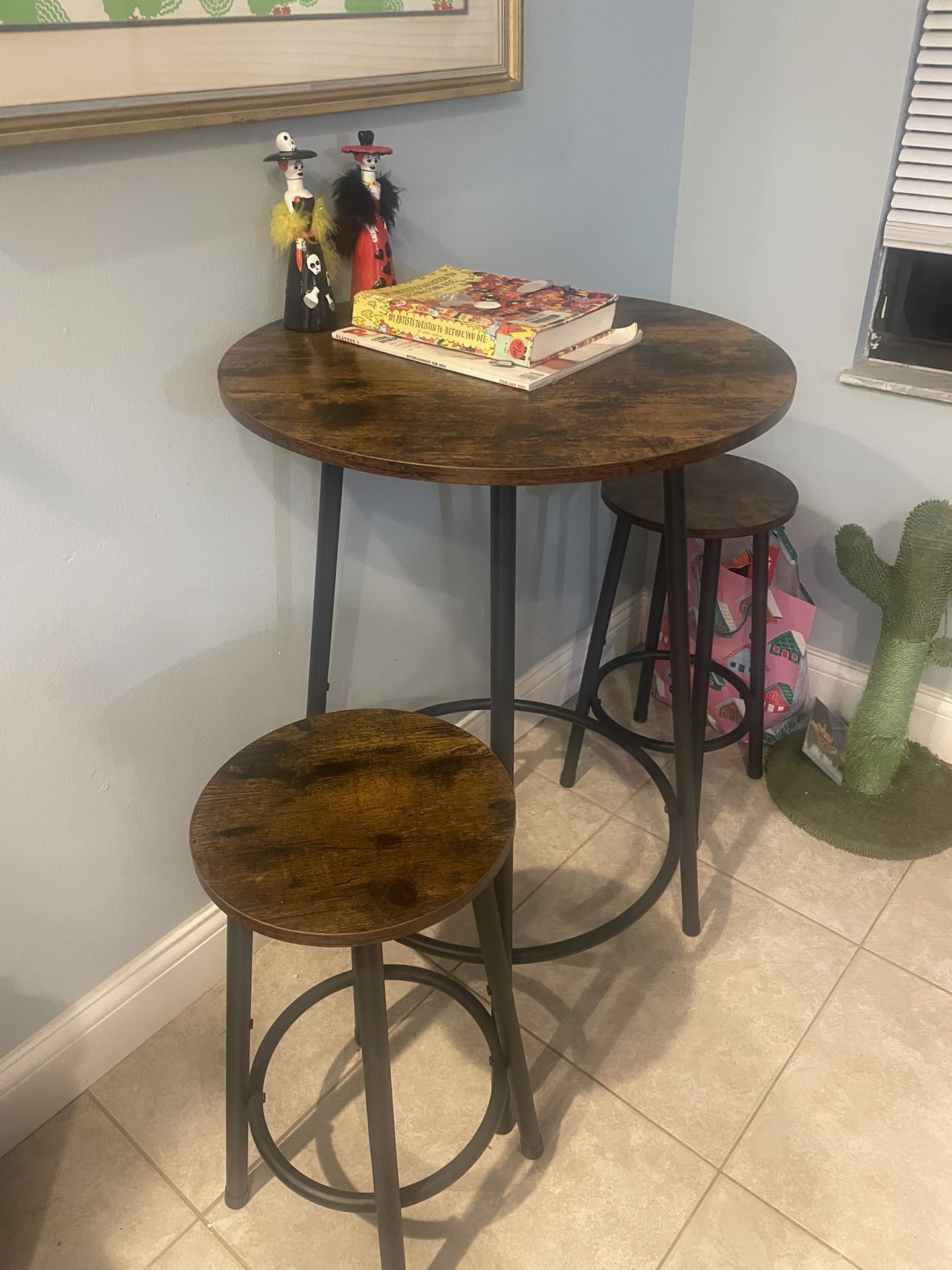 SMALL KITCHEN TABLE W STOOLS