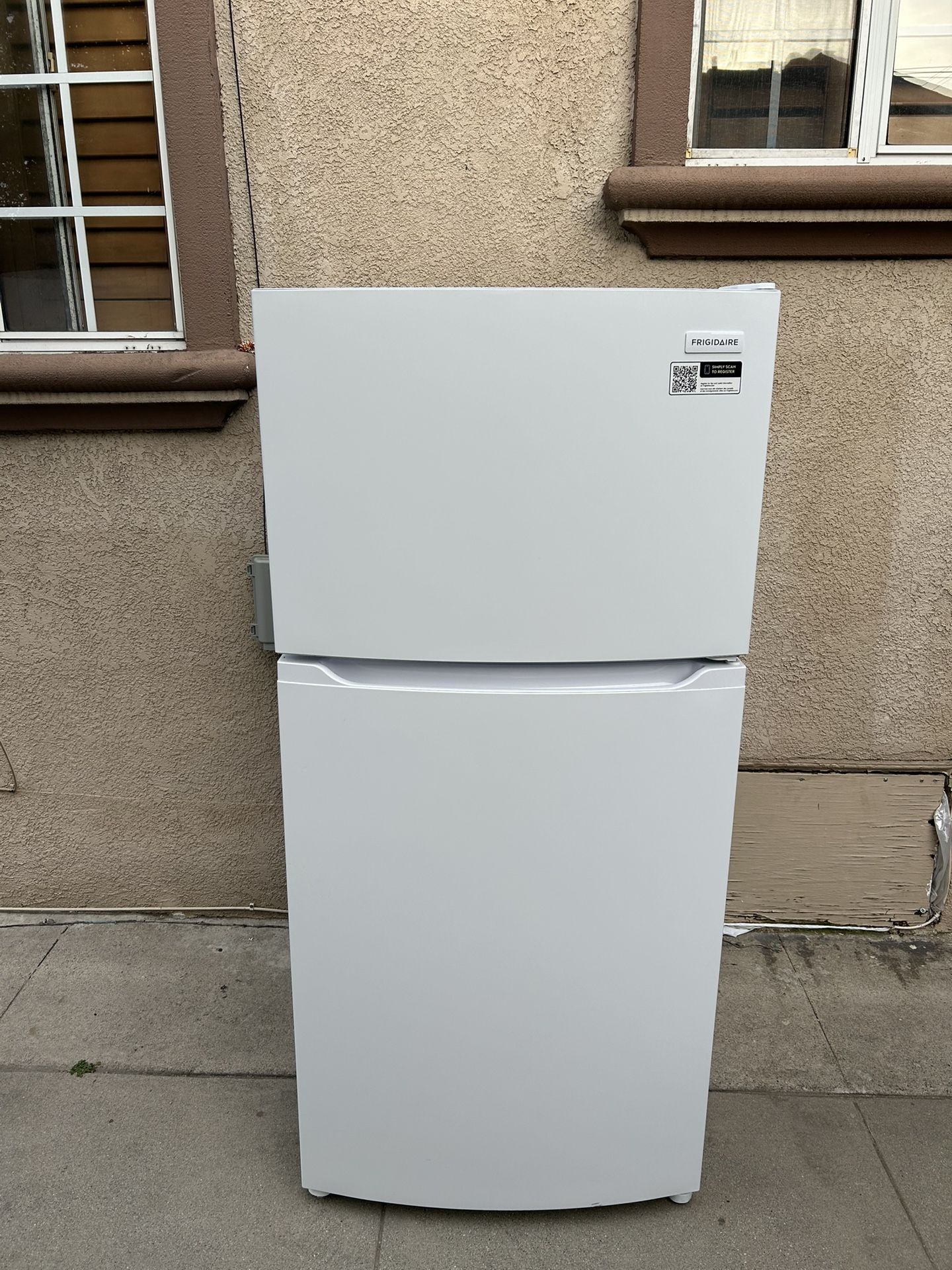 28x30x60 Frigidaire Refrigerator White 14cuft 3 Months