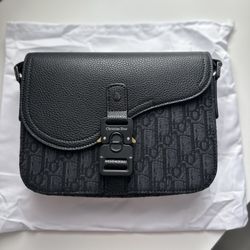 Small Saddle Messenger Bag with Flap 1:1