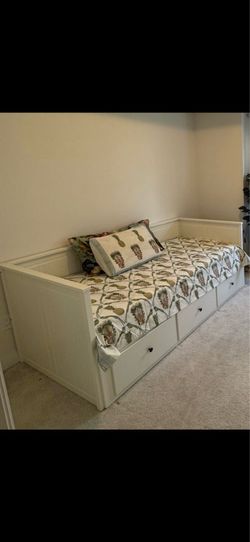 Daybed with 3 Drawers