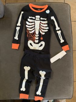 Cárter Pijamas $6 . Size 5