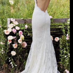 Willowby by Watters Ivory Lace Wedding Gown - Size 4 - Slip-Style Bridal Dress with Train