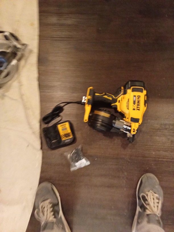 DeWalt 20v Mas Xr Cordless Roofing Gun