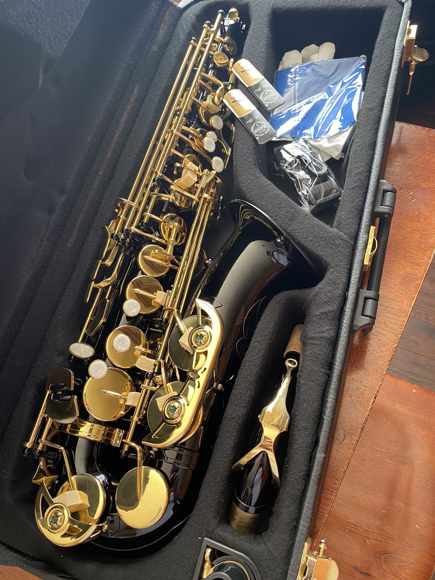 Beautiful Black Alto Saxophone with New Set of Reeds Excellent Condition $350 Firm