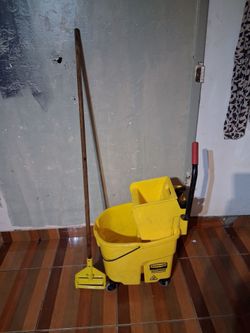 Rubbermaid WaveBrake Commercial Mop Bucket –
