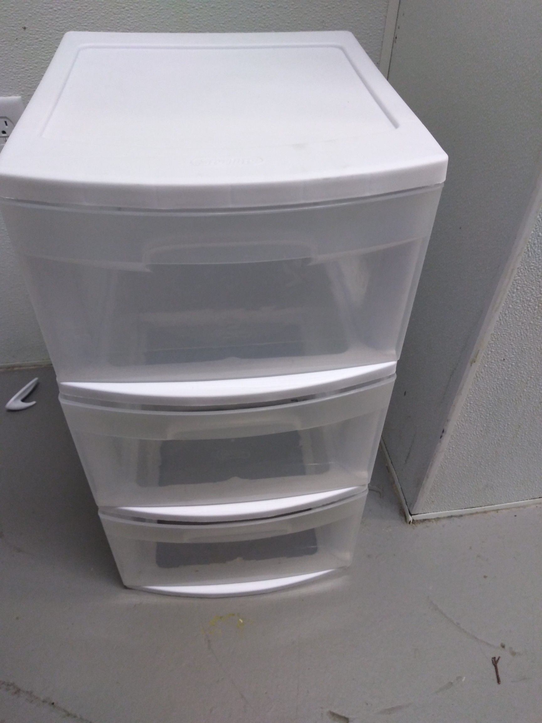 Portable storage bin and 40qt locking container