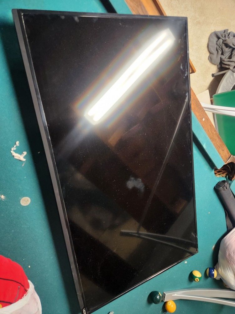 Vizio 43 Inch Smart TV With Wall Mount
