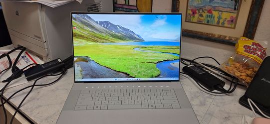Dell xps  16" DA16150  i7 Ultra 7 255 16Ram 512ssd intel GPU 8gb. 
Windos 11-office under warranty
 Good battery and charger