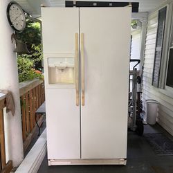 Hot point double door refrigerator