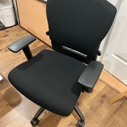 6 Office Chairs - Black - LIKE NEW