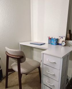 Moving sale, brand new desk for sale at a low price