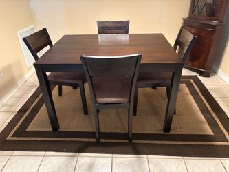 Dining Room Table & Chairs w/ Rug