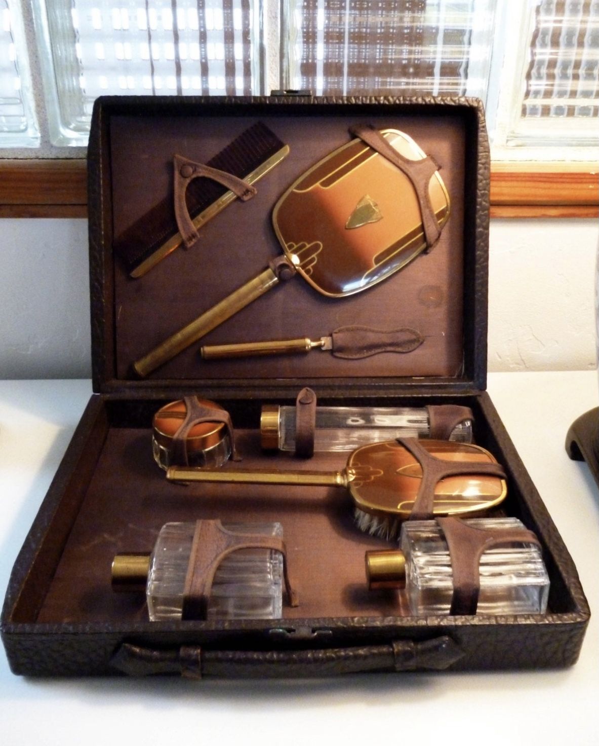 Art Deco Amber colored Men’s Travel Or Dresser Set 8 Pieces COMPLETE with CowHide Leather Case