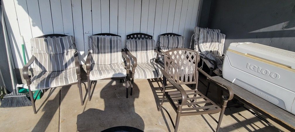 Chairs and Table Free Gratis