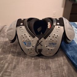 Schutt shoulder pads size small in youth