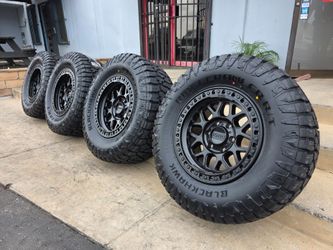 17" KMC w/ 33x12.50R17 Tires