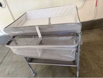 Foldable changing table
