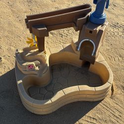 Pump and splash play pin