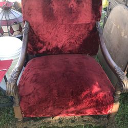 Silla grande roja en buenas condiciones