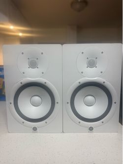 Yamaha HS8 8 inch powered studio monitors