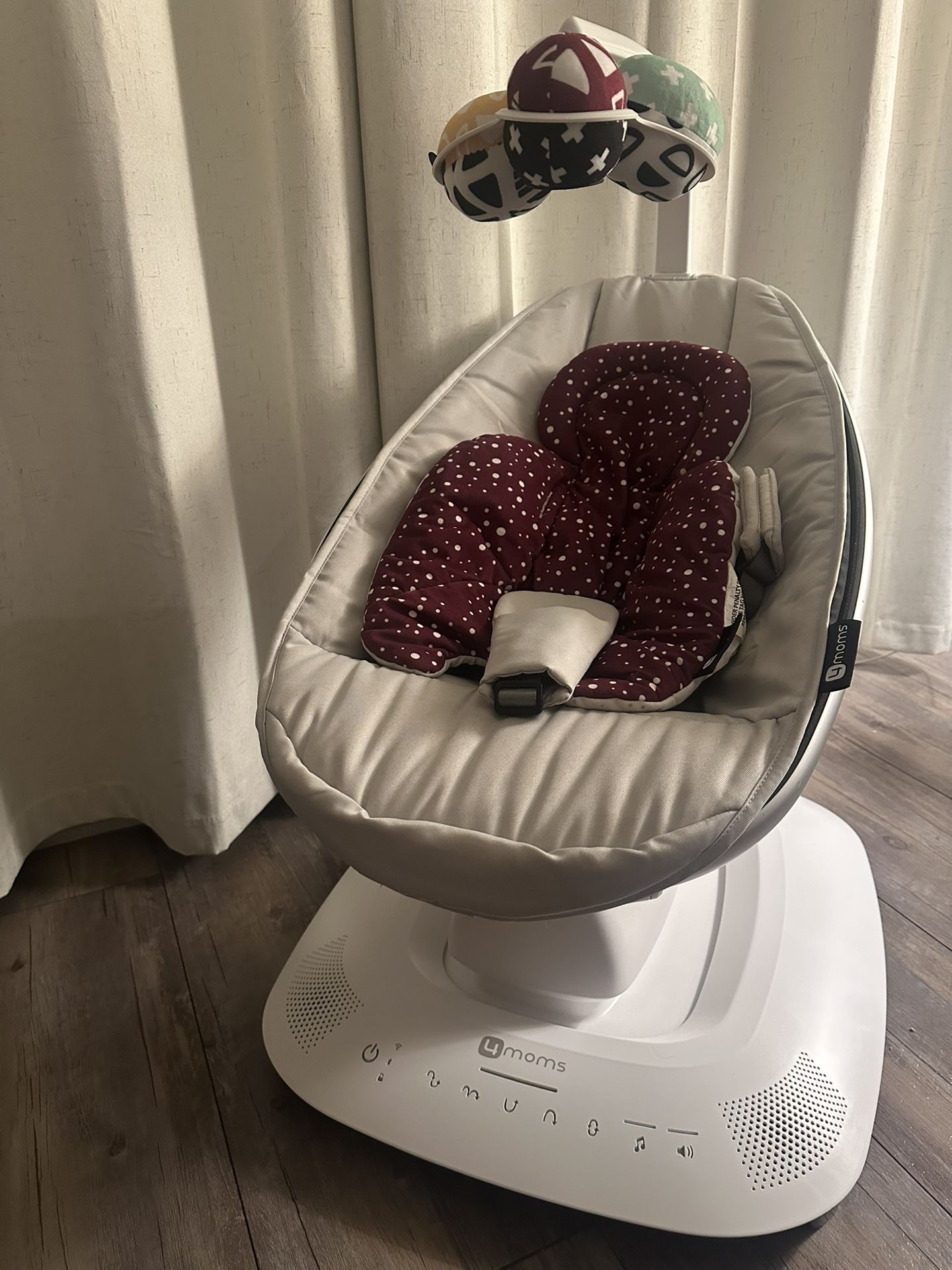 4 Moms Multi-motion Baby Swing includes newborn Insert