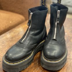 Unique Jetta zip front Doc Martens W Size 9