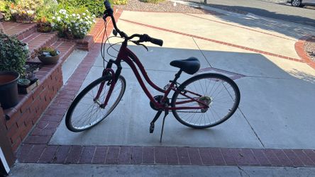 Schwinn Vouager 21 Women Bike/EX Frame Red mint Condition.
