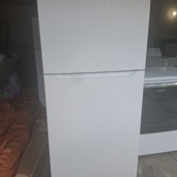 New APARTMENT SIZE FRIDGE 