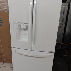 3-door refrigerator has paraices has LG brand water 