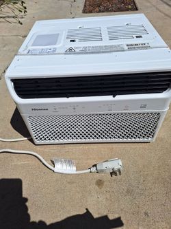 HISENSE 10,000 BTU WINDOW UNIT WITH ASSESSORIES. LIKE NEW. ONLY USED 10 DAYS