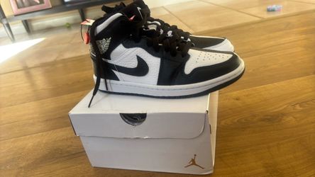 Air jordan 1 mid size 7 WMNS black and white