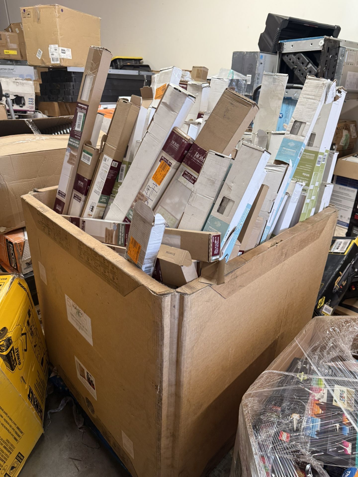 Pallet Of Blinds Different Sizes More Than 160 Pcs