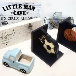 Lot of boys room decor