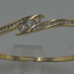 14kt yellow gold bangle bracelet with 1 carat round diamonds 16.6 gr mint condition. 829282-1. pre owned