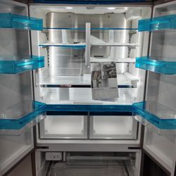 New Bosch 3-door French door refrigerator in excellent open-box condition. Fully functional and ready for installation.  High-end appliance with premi