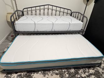 Day bed with trundle unit