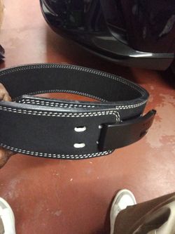 Locking weightlifting belt