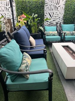 Beautiful 4-piece cast aluminum patio set with new cushions.