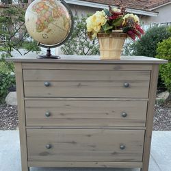 Solid Wood Dresser Chest of Drawers Furniture Excellent Condition 