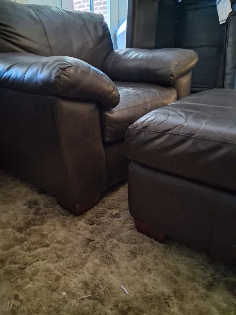 Leather Or Leather Like Chair With Ottoman