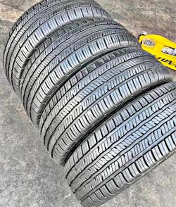 225 65 17 Goodyear tires Con 80% de Vida Las 4