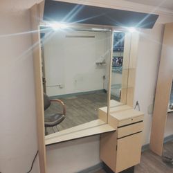 Salon Styling Station with Mirror and Lights