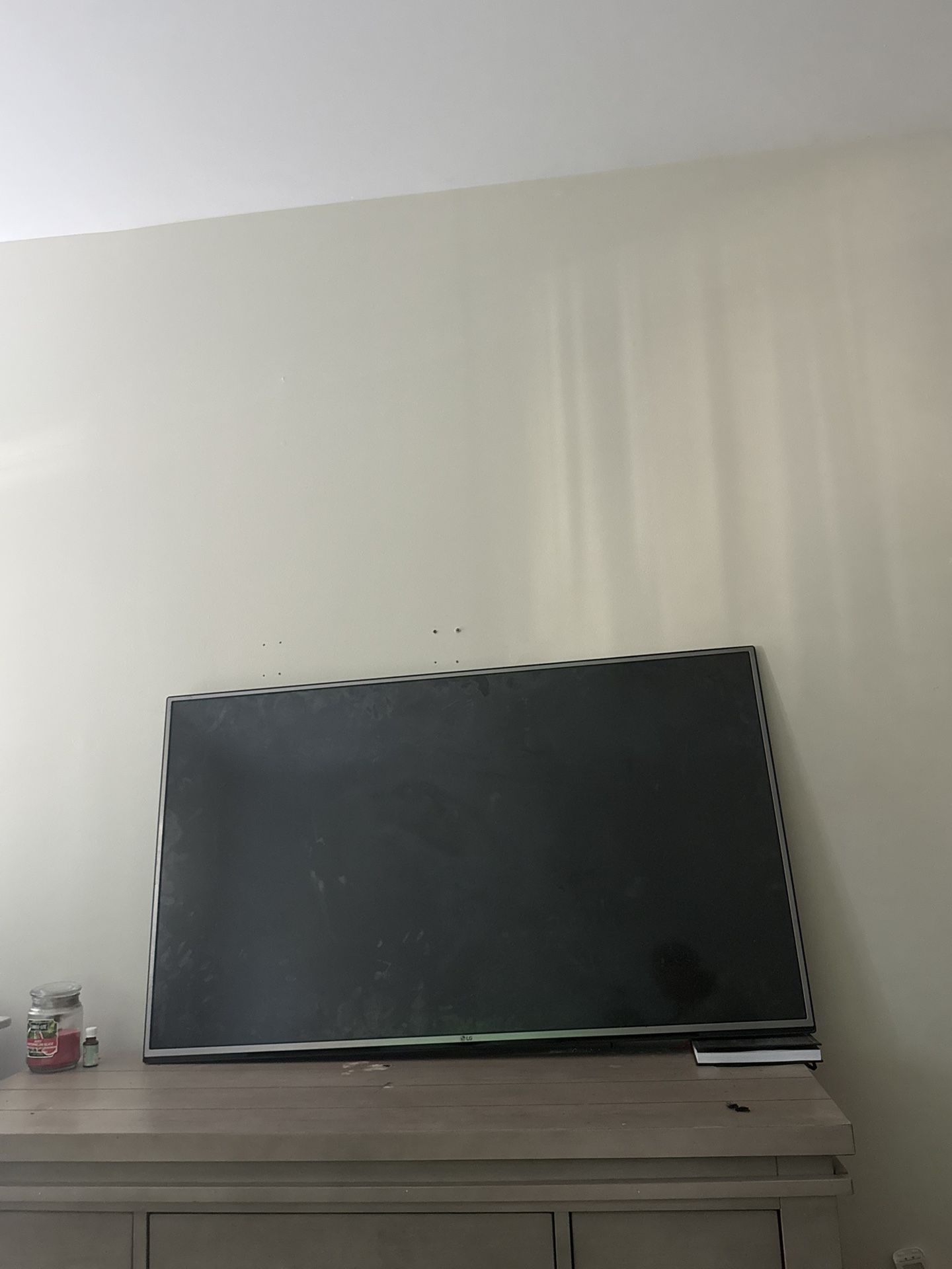 LG 55” 4K UHD Smart TV – Crisp Picture, Modern Design, Fast Local Pickup