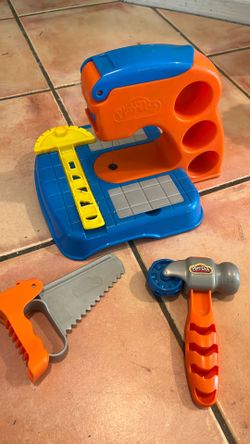 Play-Doh Buzzin' Buzz Saw clay molding playset.