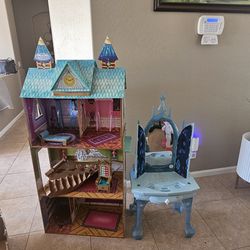 Frozen doll house and vanity