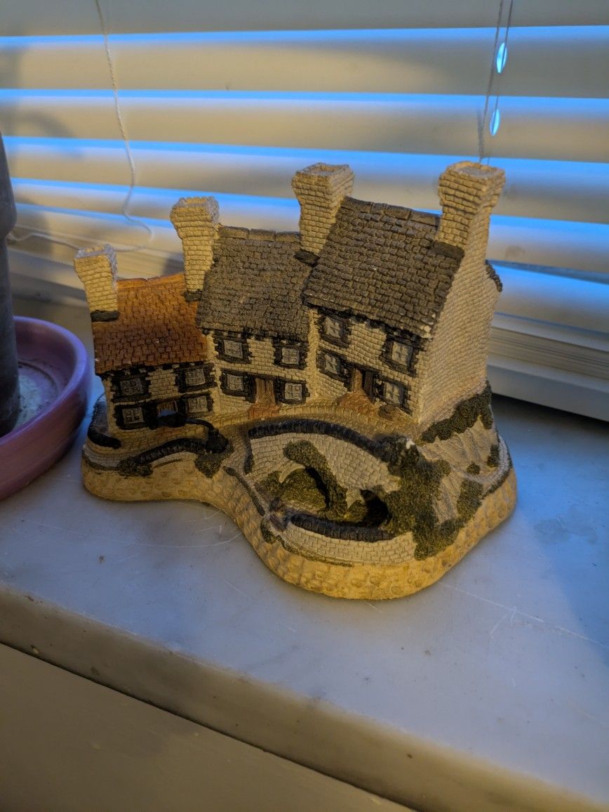 David Winter Cottages House Statues